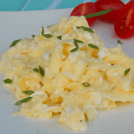 creamy scrambled eggs with cream cheese