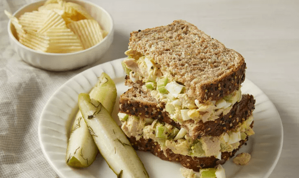 tuna egg sandwich calories